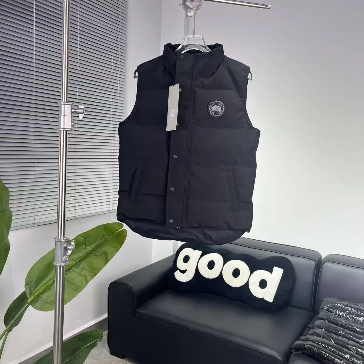 Style number: Y 138 𝑪𝒂𝒏𝒂𝒅𝒂 𝑮𝒐𝒐𝒔𝒆Canada Goose counter level! Canadagoose/Canada Goose New Arrival "2078APPSeries" down vest for men and women Material list: 1⃣ Original custom-made double plain 9500-100% nylon nylon fabric 2⃣ Original YKK zipper, non-sub-factory product 3⃣ National standard 80% white duck down from Guangzhou Inspection, (zp uses 80% white duck down/any boasts of 90% are fake) Material analysis characteristics: 1⃣ Original factory/9500-100% nylon 100% nylon Lurex yarn is actually 100% nylon, which is rarely pure now. Most of them are mixed with cotton thread or polyester. Our top original version is developed in accordance with ZP and uses the same material. 2⃣ As we all know, the original version uses 80% white duck down. The fill power refers to the cubic inches of volume occupied by each ounce (30 grams) of down under certain conditions. If the space occupied by one ounce of down is cubic inches, the fill power of the down is called . So we can simply understand it as: fill power is the volume of down, and the volume of down is fill power. The higher the fill power of down, it means that under the same filling amount, down can fix a larger volume of air layer to keep warm and insulate, so the warmth retention of down is better. Size:XS-2XL